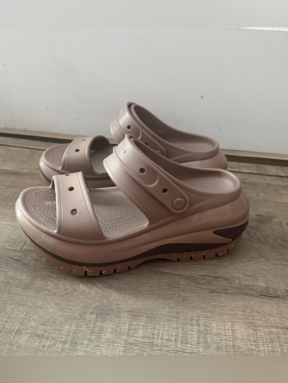 Crocs Classic Mega Crush Sandals tan women's size 9